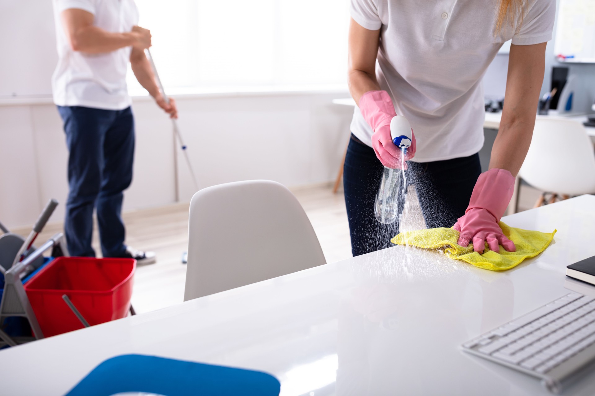 Dos Jóvenes Janitor Limpieza de la Oficina